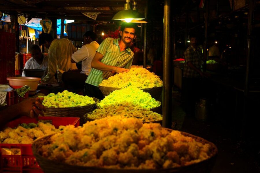 Mumbai: Local Transport & Dabbawallah Tour - Black-and-Yellow Taxi Legs: Comfortable Zoom Through Busy Space