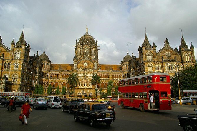 Mumbai Sightseeing Tour by Public Transport with family Lunch - Banganga: Holy Tank, Underground Springs, and Family Lunch With Your Guide