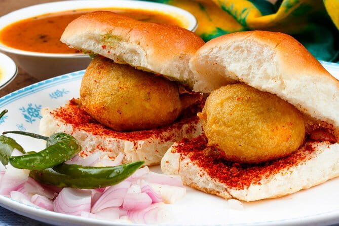Mumbai Street Food & Temple Tour: Hidden Markets & Night Bazaar - Temple evening rituals and Pinjrapole sacred cows