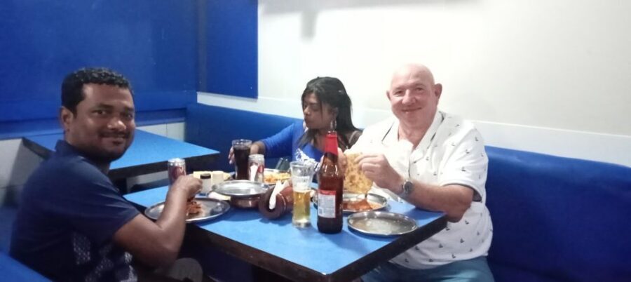 South Bombay Bar Live Tour 2 hours - South Bombay on foot: photo stop, tea ceremony, markets, and marine-life viewing