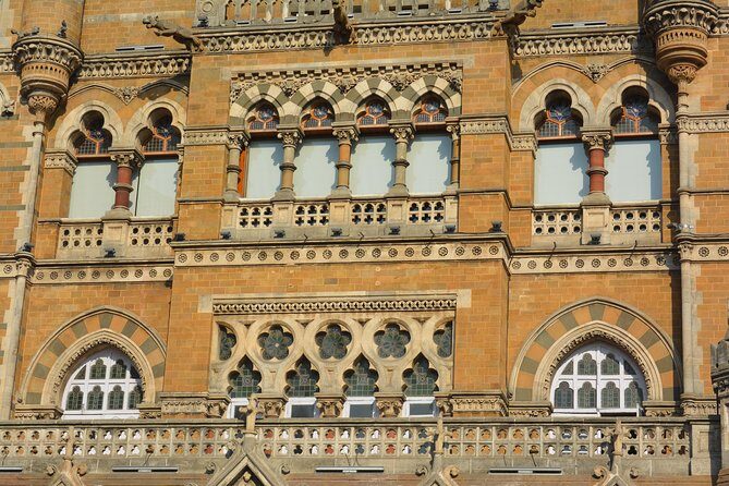 Two Days Mumbai Tour Package : City + Slum + Elephanta + Market - Markets and shopping stops: Colaba Causeway and Crawford Market